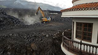 Una máquina trabaja en la reconstrucción de La Palma