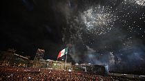 Miles de personas celebran en el Zócalo el día de la independencia de México
