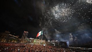 Miles de personas celebran en el Zócalo el día de la independencia de México
