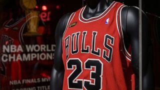 Michael Jordan'ın 23 numaralı Chicago Bulls forması 10.1 milyon dolarla rekor fiyata satıldı