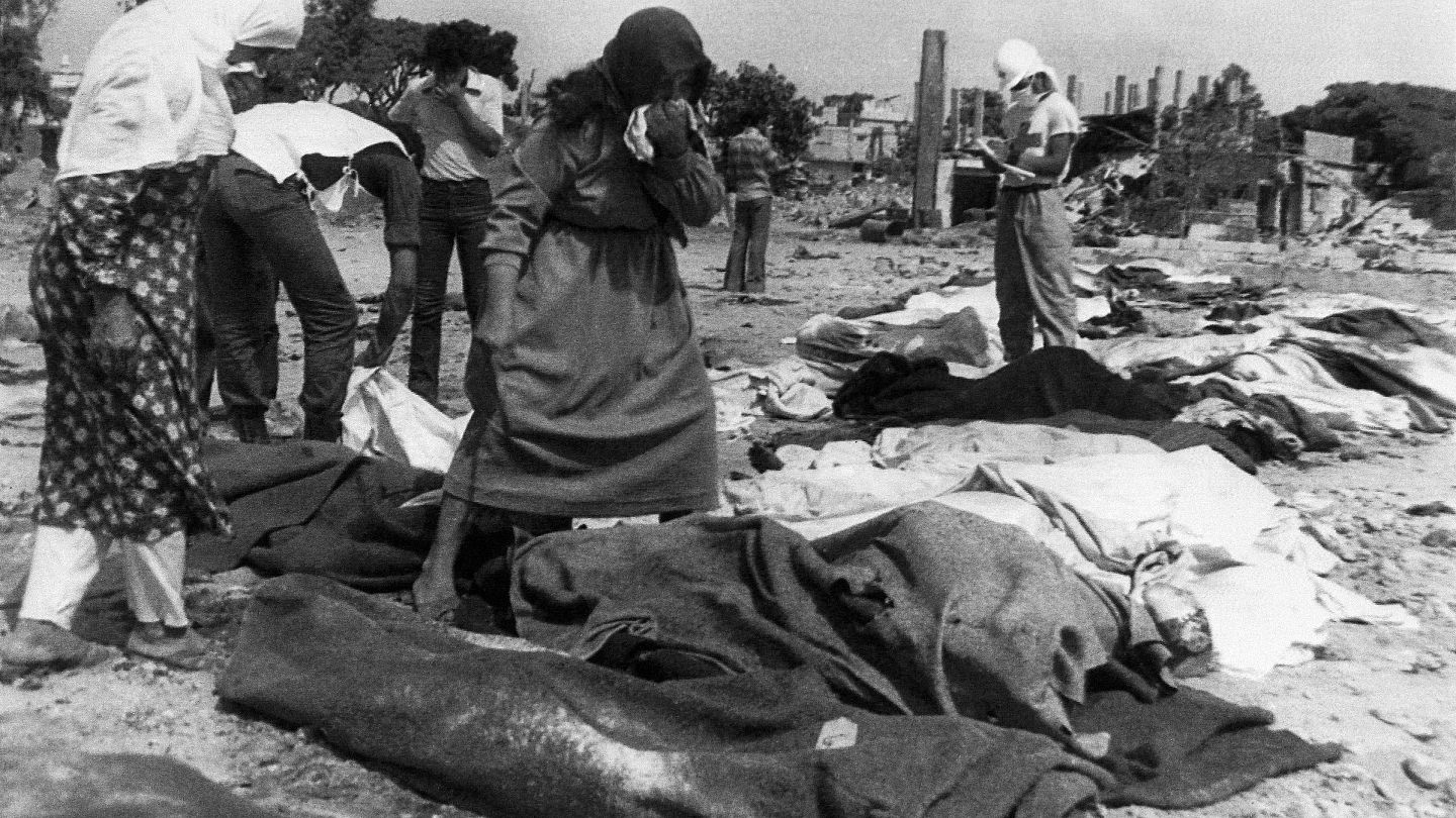 40 عاما والجرح لم يندمل.. لبنانيون وفلسطينيون يحيون ذكرى مجزرة صبرا وشاتيلا  | Euronews