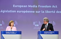 Vera Jourova bizottsági alelnök és Thierry Breton belső piacért felelős biztos a a médiaszabadságról szóló új európai jogszabály bemutatásán Brüsszelben
