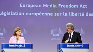 Vera Jourova bizottsági alelnök és Thierry Breton belső piacért felelős biztos a a médiaszabadságról szóló új európai jogszabály bemutatásán Brüsszelben