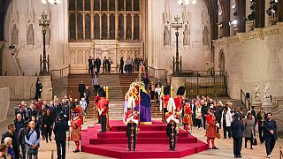 II. Erzsébet koporsója a londoni Westminster Hallban