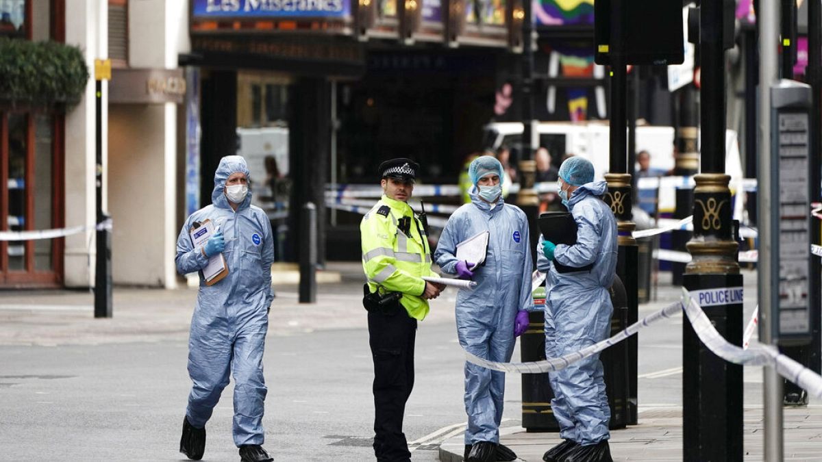 Des enquêteurs travaillant sur les lieux où les deux officiers de police ont été poignardés, à Londres, vendredi 16 septembre 2022.