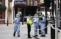 Des enquêteurs travaillant sur les lieux où les deux officiers de police ont été poignardés, à Londres, vendredi 16 septembre 2022.