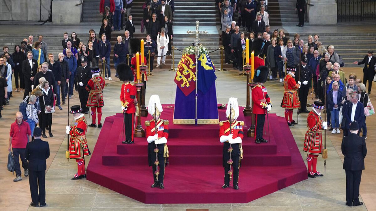II. Erzsébet ravatala a Westminster Hall-ban, a londoni parlament épületében