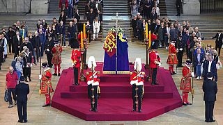 II. Erzsébet ravatala a Westminster Hall-ban, a londoni parlament épületében
