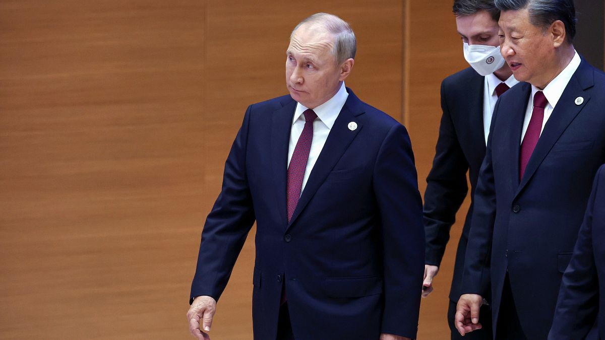 الرئيسان الصيني شي جين بينغ والروسي فلاديمير بوتين قبيل لقائهما خلال قمة منظمة شنغهاي للتعاون 
