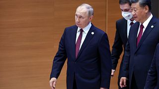 الرئيسان الصيني شي جين بينغ والروسي فلاديمير بوتين قبيل لقائهما خلال قمة منظمة شنغهاي للتعاون