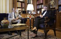  Η Πρόεδρος της Δημοκρατίας Κατερίνα Σακελλαροπούλου συνομιλεί με τον πρωθυπουργό Κυριάκο Μητσοτάκη κατά τη διάρκεια της συνάντησής τους στο Μέγαρο Μαξίμου