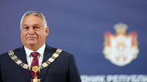 قلد رئيس الوزراء الصربي فوتشيتش نظيره المجري أوربان أحد أرفع الأوسمة الصربية