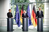 Le chancelier allemand avec le ministre de l'économie et le ministre-président du Brandebourg à Berlin, vendredi 16 septembre 2022.