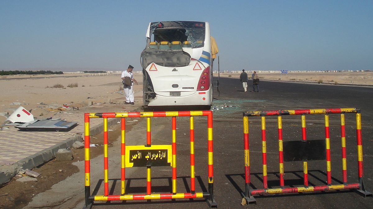 شرطي مصري يقف حذو حافلة سياحية تعرضت لحادث مروري. 2011/11/07