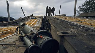 Κατεστραμμένη γέφυρα στο Ιζιούμ της Ουκρανίας που ανακαταλήφθηκε πρόσφατα από τις δυνάμεις του Κιέβου