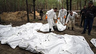 Des corps exhumés après la découverte de plus de 400 tombes sommaires et d'une fosse commune, Izioum, Ukraine, le 16.09.22