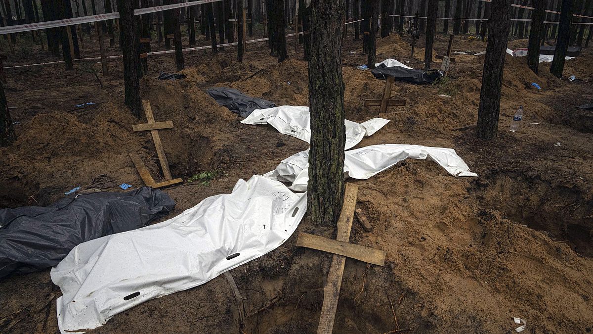 Se ven bolsas con cadáveres durante la exhumación en la zona recientemente retomada de Izium, Ucrania, el 16 de septiembre de 2022. 