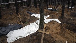 Se ven bolsas con cadáveres durante la exhumación en la zona recientemente retomada de Izium, Ucrania, el 16 de septiembre de 2022.