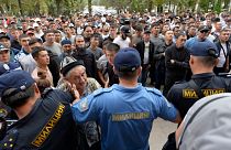 Kırgızistan ile Tacikistan arasında gerginlik. Kırgızistan'da hükümet binası yakınlarında toplanan halk, çatışma bölgesine gönderilmeyi talep ediyor