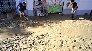 Κάτοικοι του Πιανέλο απομακρύνουν τη λάσπη