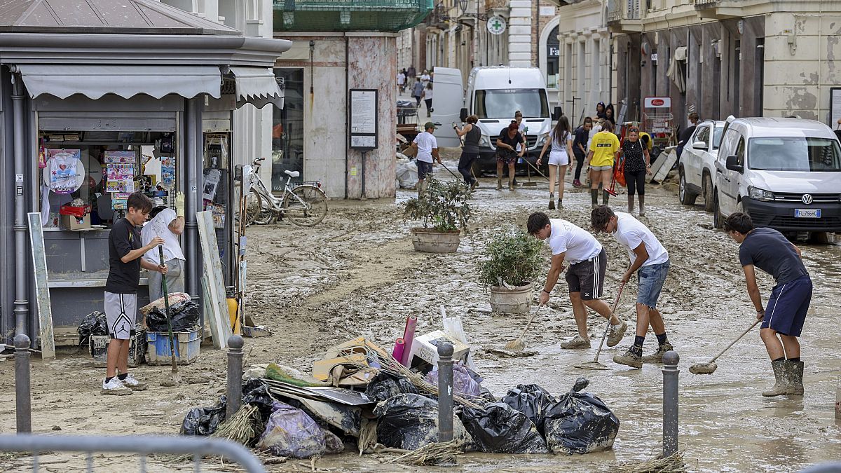 Ancona régióban péntek óta tart a törmelékek eltakarítása, a károk felmérése az áradás után