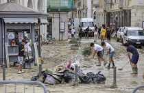 Des habitants nettoient les rues de Senigallia, dans le centre de l'Italie, vendredi 16 septembre 2022.