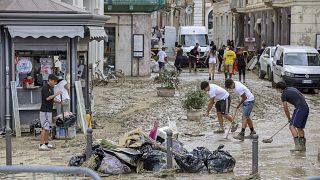 Des habitants nettoient les rues de Senigallia, dans le centre de l'Italie, vendredi 16 septembre 2022.