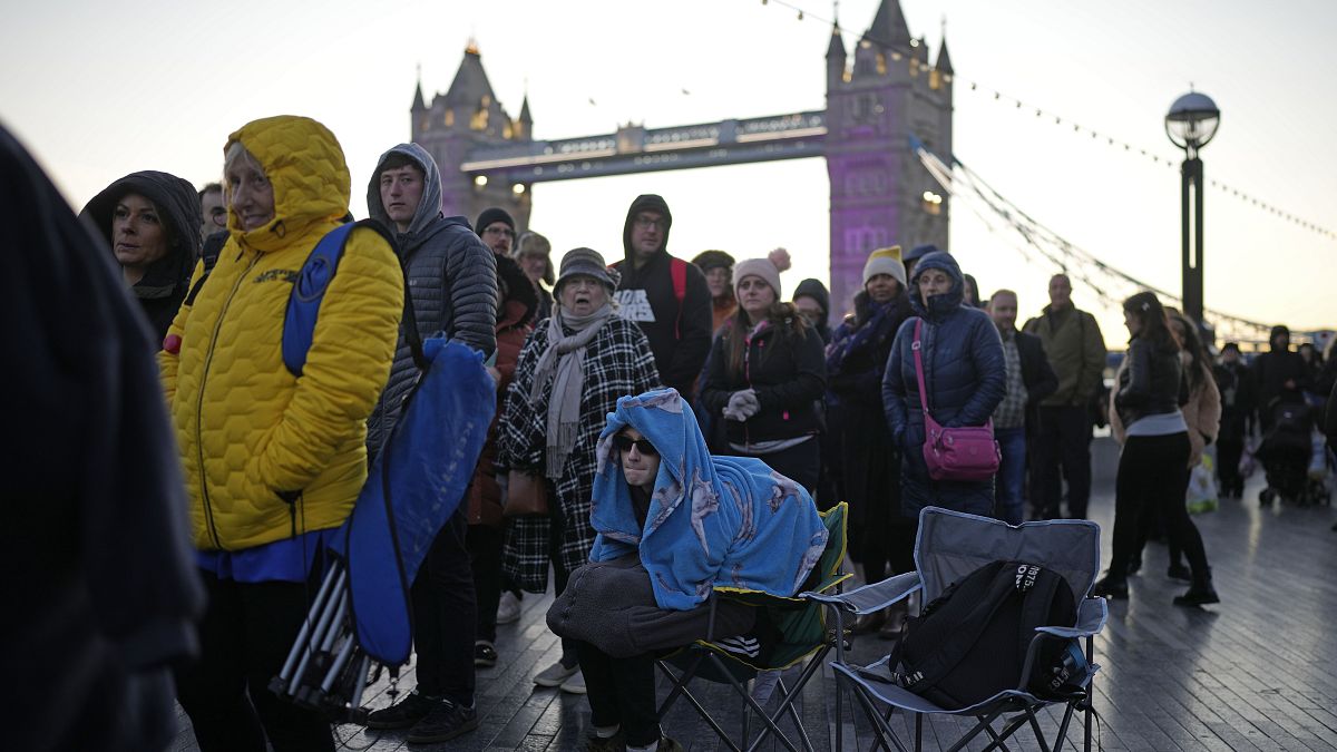 Les gens font la queue près du Tower Bridge à l'aube pour rendre hommage à la défunte reine Elizabeth II, à Londres, le 17 septembre 2022. 