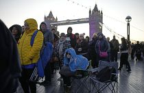 Les gens font la queue près du Tower Bridge à l'aube pour rendre hommage à la défunte reine Elizabeth II, à Londres, le 17 septembre 2022.