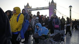 Les gens font la queue près du Tower Bridge à l'aube pour rendre hommage à la défunte reine Elizabeth II, à Londres, le 17 septembre 2022.