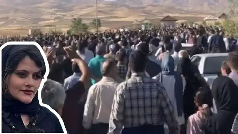 İran'da 'örtünme kurallarına uymadığı' için gözaltına alınan kadın öldü:  Tahran sokakları karıştı | Euronews