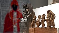 Des bronzes du Bénin, volés en Afrique à l'époque coloniale, sont exposés à Berlin, en Allemagne, le jeudi 15 septembre 2022. 