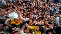 Cientos de jóvenes tienden la mano para conseguir cerveza gratis en una de las carpas de cerveza en la 187ª edición del Oktoberfest en Múnich, Alemania, el 17 de septiembre.