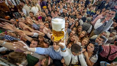 افتتاح مهرجان البيرة أكتوبر في ميونيخ بألمانيا.