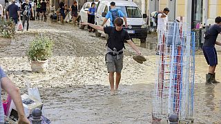 El lodo cubre las calles de Senigallia
