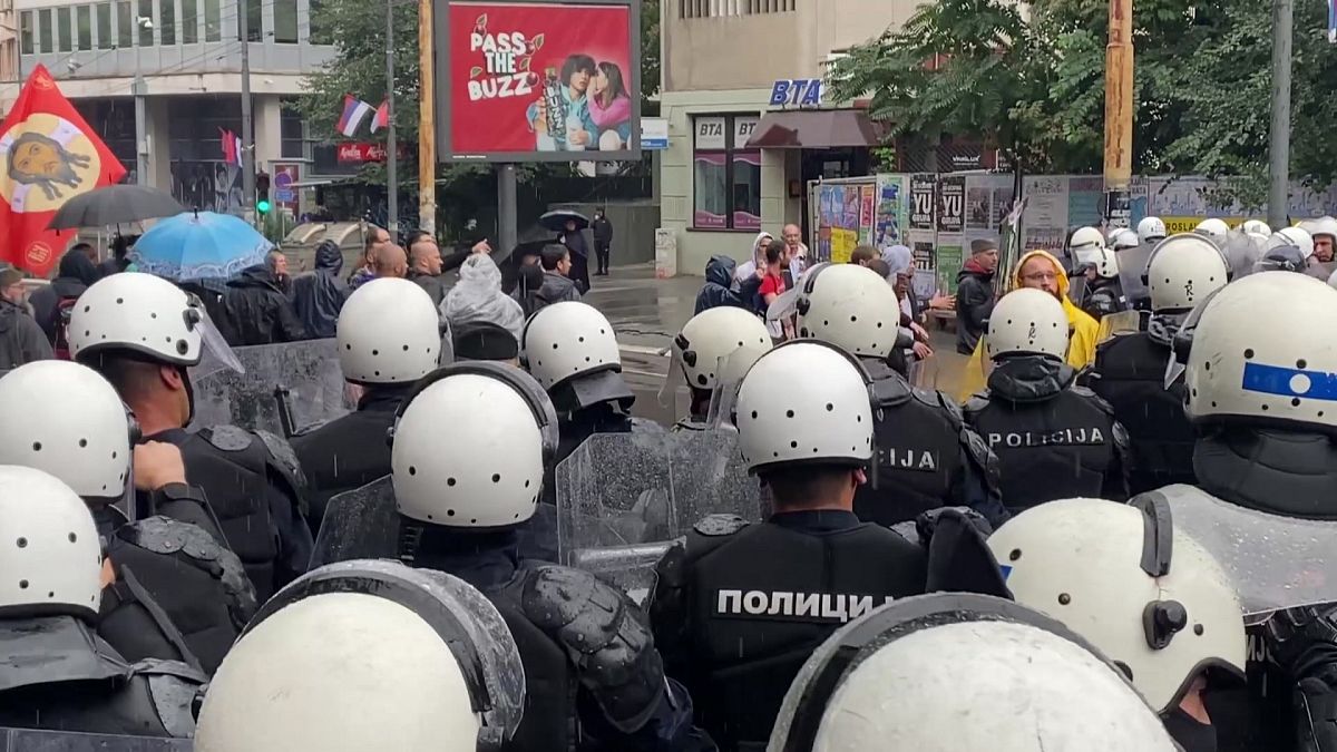 الشرطة الصربية تمنه نشطاء مجتمع الميم من تنظيم مسيرة أوروبية لفخر المثليين في بلغراد.