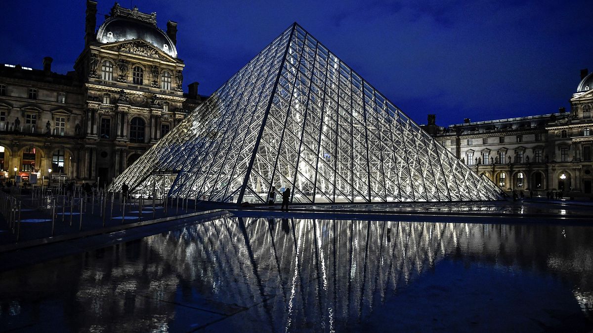 هرم متحف اللوفر في باريس. 