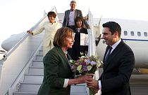 El presidente del Parlamento armenio, Alen Simonián; recibe a su llegada a Armenia a Nancy Pelosi