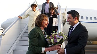 El presidente del Parlamento armenio, Alen Simonián; recibe a su llegada a Armenia a Nancy Pelosi