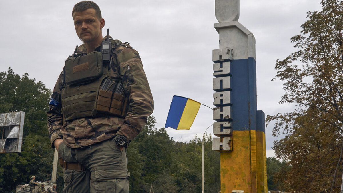 Un soldato ucraino nella parte liberata di Kupiansk. (14.9.2022)