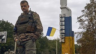 Un soldato ucraino nella parte liberata di Kupiansk. (14.9.2022)