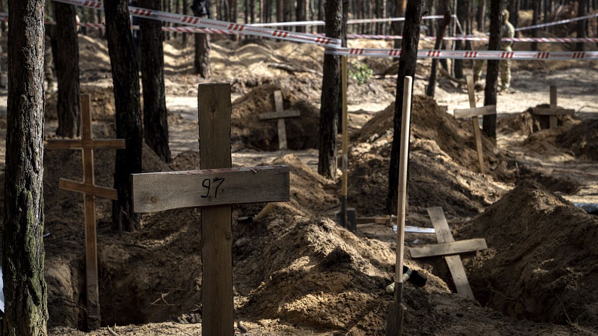 Des tombes non identifiées de civils et de soldats ukrainiens dans un cimetière collectif récemment découvert près d'Izioum, en Ukraine, samedi 17 septembre 2022. 