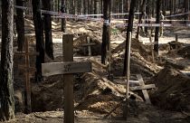 Des tombes non identifiées de civils et de soldats ukrainiens dans un cimetière collectif récemment découvert près d'Izioum, en Ukraine, samedi 17 septembre 2022.