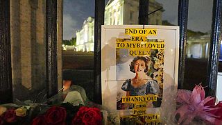 Плакат с портретом Елизаветы Второй у ограды Вестминстерского дворца в Лондоне