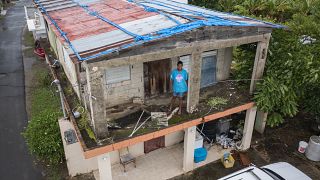 Jetsabel Osorio en su casa dañada hace cinco años por el huracán María antes de la llegada de la tormenta tropical Fiona en Loiza, Puerto Rico, el 17 de septiembre de 2022