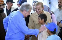 El primer ministro Shahbaz Sharif y el secretario general de la ONU, Antonio Guterres interactúan con niños en una escuela en Jaffarabad, Pakistán, el sábado 10 de septiembre.