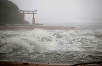 Las olas golpean la costa en Miyazaki, sur de Japón, el domingo 18 de septiembre de 2022