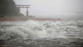 Vagas provocadas pelo tufão Nanmadol em Miyazaki, no sudoeste do Japão