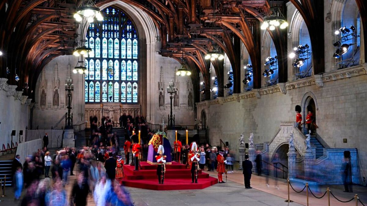 ادای احترام بریتانیایی‌ها به تابوت الیزابت دوم، ملکه فقید این کشور