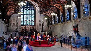 ادای احترام بریتانیایی‌ها به تابوت الیزابت دوم، ملکه فقید این کشور